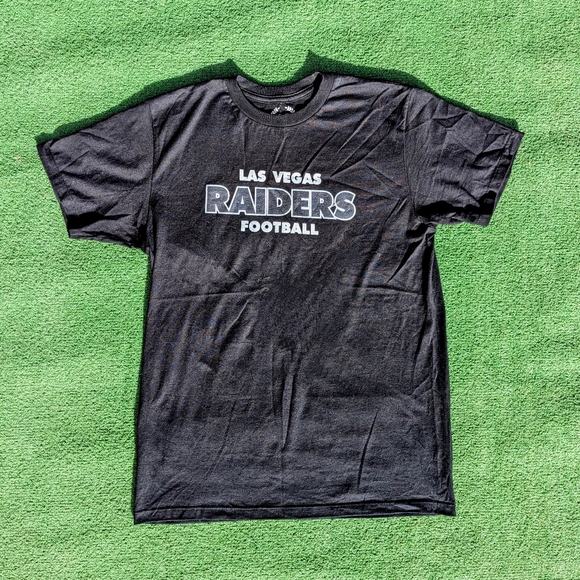 Las Vegas Raiders Football Black & Silver Logo NFL Fan Graphic Adult M Shirt New - Picture 2 of 4